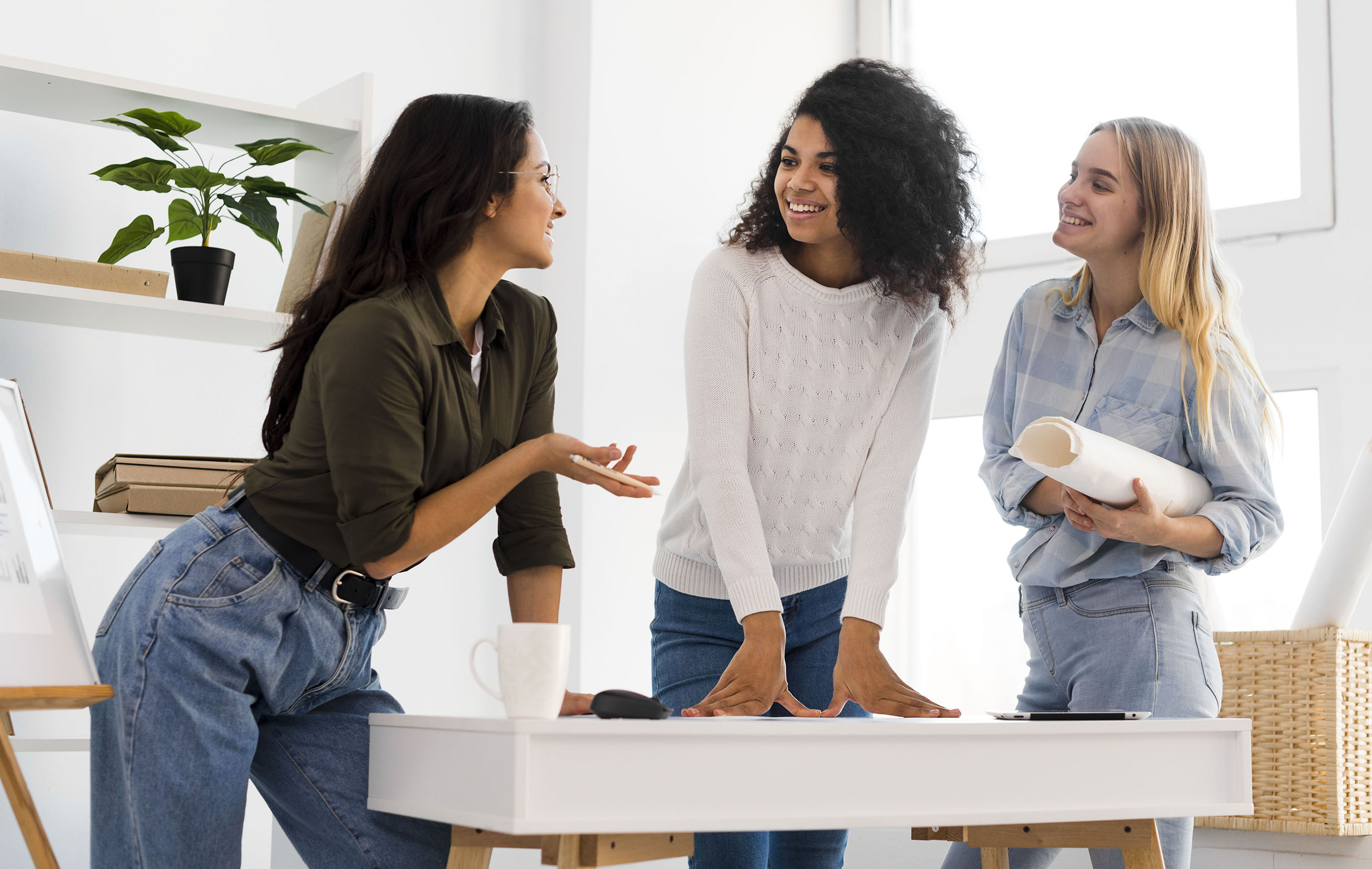 TRES mujeres conversando