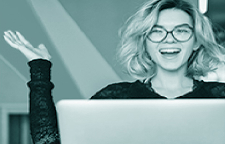 Mujer alegre frente al computador