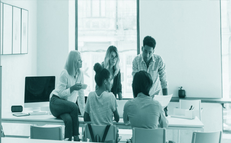 Grupo de 6 personas trabajando en conjunto.