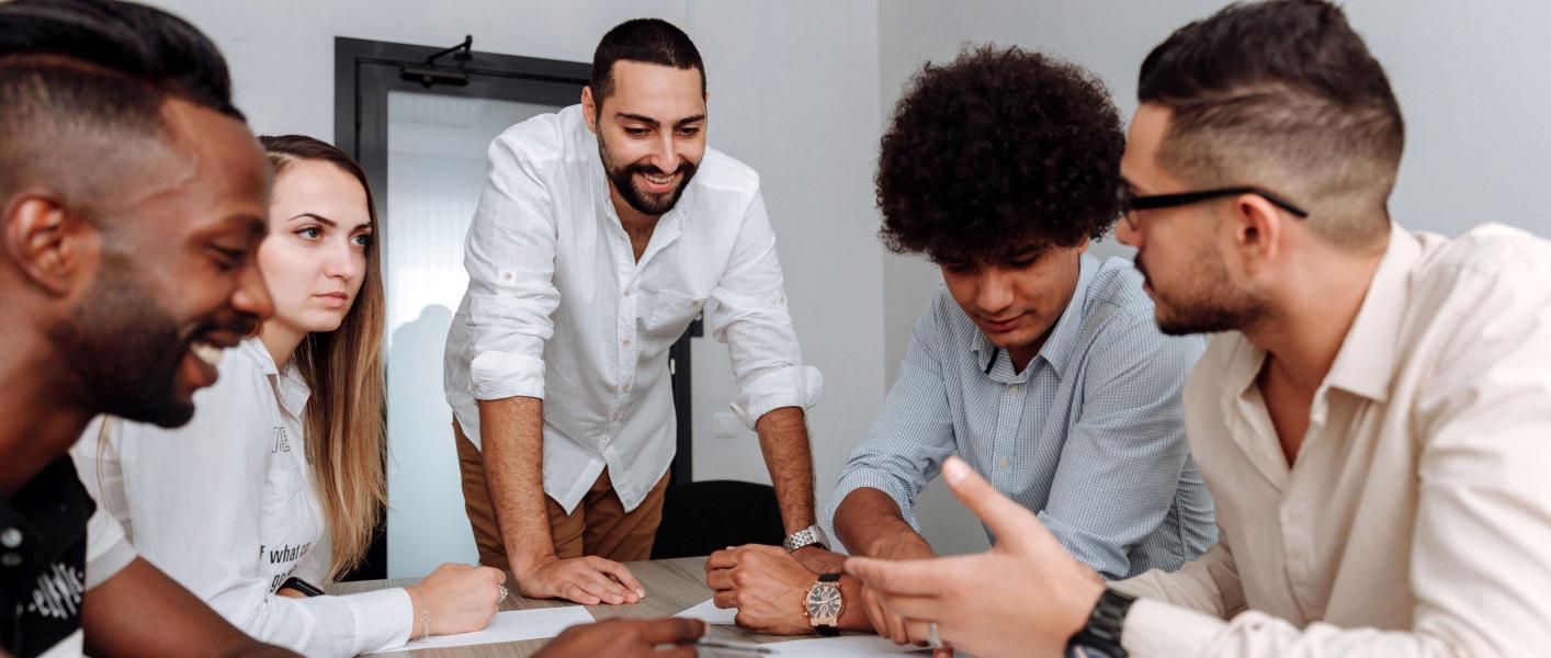 cinco personas reunidas conversando