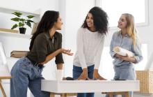 TRES mujeres conversando